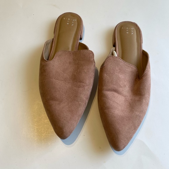 And eawy blush pink size 8.5 slip on… - Picture 3 of 5